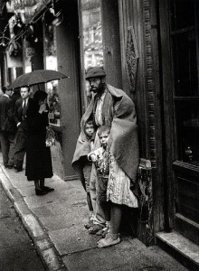 Le photographe Hermes Pato (1897-1978) saisi ce cliché sur la Gran Vía de Madrid en 1940.