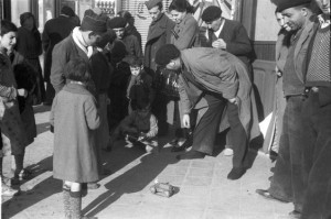 Distribution de cadeaux día de Reyes, Madrid 1937.